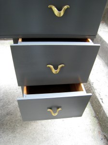 Pupitre vintage gris ardoise - détail des tiroirs - etvoilaatelier.com