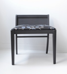 Fauteuil bas vintage repeint en gris anthracite - meubles design décoration accessoires Montréal Québec Canada - front